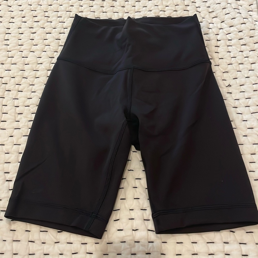 Lululemon (size 4) Wonder Under 6 inch running shorts